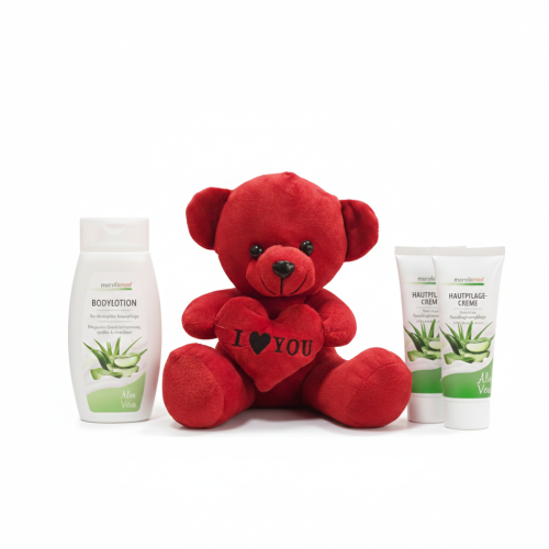 دب أحمر صغير مع باقة منتجات الألوفيرا للعناية بالبشرة (4 قطع) Red Teddy Bear with Aloe Vera Skin Care Collection (4-Pcs)