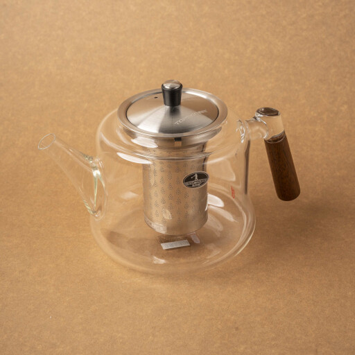 إبريق شاي زجاجي عالي الجوده بمصفاة ستانلس ومقبض خشبي – 1.3 لتر High-quality glass teapot with stainless steel infuser and wooden handle – 1.3 liters