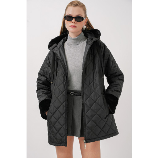 جاكيت 5197 مبطن بغطاء رأس وتفاصيل فرو - أسود 5197 Hooded Quilted Jacket with Fur Detail - Black