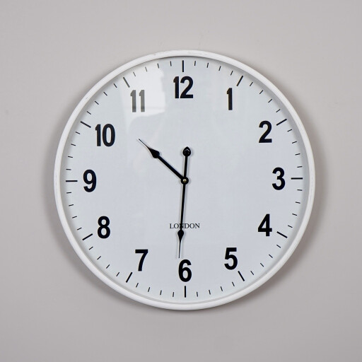 ساعة جدارية دائرية اطار ابيض قطر 53 سم Round Wall Clock 53cm White Frame