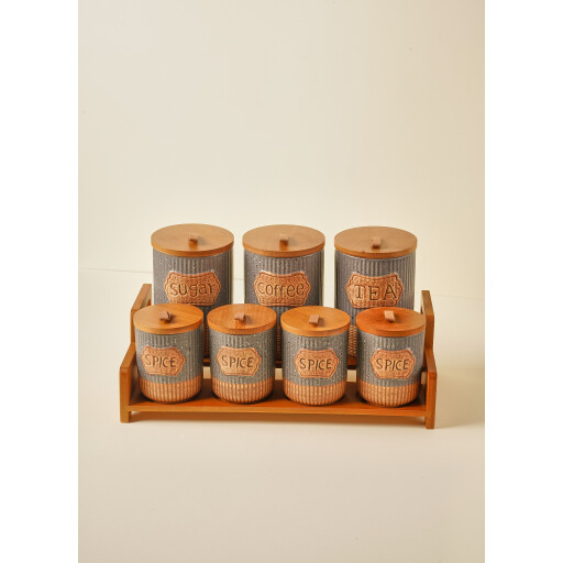 طقم علب بهارات سيراميك ٧ قطع مع أغطية خشب وحامل – قهوة، سكر، شاي 7-Piece Ceramic Spice Jar Set with Wooden Lids & Rack – Coffee, Sugar & Tea Storage