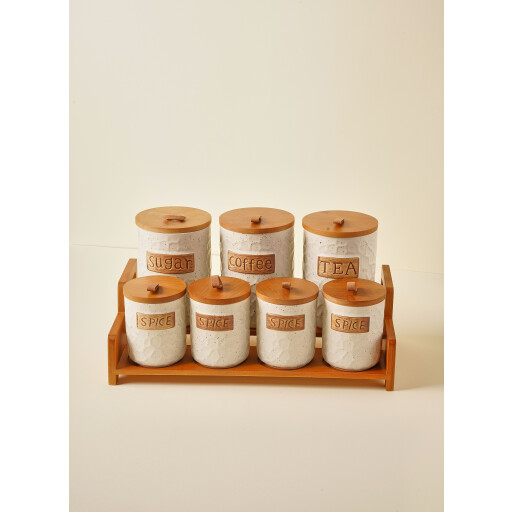 طقم علب بهارات سيراميك ٧ قطع مع أغطية خشب وحامل – قهوة، سكر، شاي 7-Piece Ceramic Spice Jar Set with Wooden Lids & Rack – Coffee, Sugar & Tea Storage