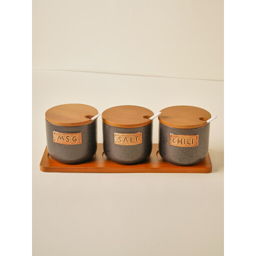 طقم علب بهارات سيراميك 3 قطع مع أغطية خشب وحامل – قهوة، سكر، شاي 3-Piece Ceramic Spice Jar Set with Wooden Lids & Rack – Coffee, Sugar & Tea Storage