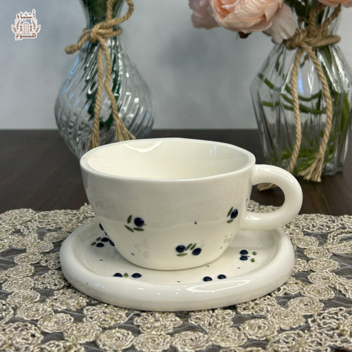 طقم كوب سيراميك فاخر مع طبق بتصميم ريفي دافئ ونقوش التوت الأزرق Premium Ceramic Cup and Saucer Set with Blueberry Pattern