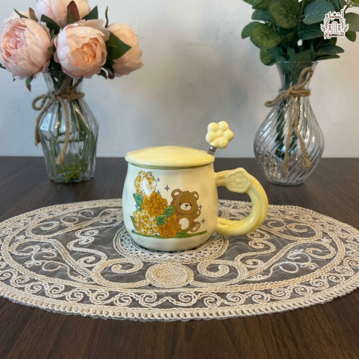 قدح (ماج) سيراميك فاخر مع غطاء وملعقة بتصميم "الدب العسلي" والورد الأصفر Premium Ceramic Mug with Lid and Spoon - Honey Bear & Yellow Flowers Design