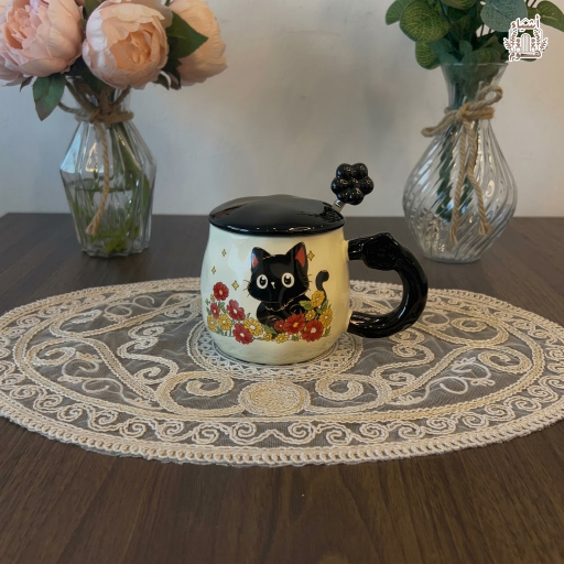 قدح (ماج) سيراميك فاخر مع غطاء وملعقة بتصميم "القطة اللطيفة" وباقة الزهور Premium Ceramic Mug with Lid and Spoon - Cute Black Cat & Flowers Design