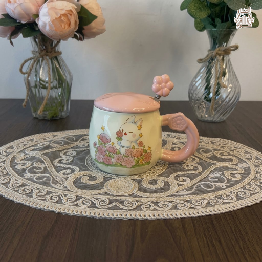 قدح (ماج) سيراميك فاخر مع غطاء وملعقة بتصميم "الأرنب اللطيف" وحديقة الورود Premium Ceramic Mug with Lid and Spoon - Cute Bunny & Pink Flowers Design