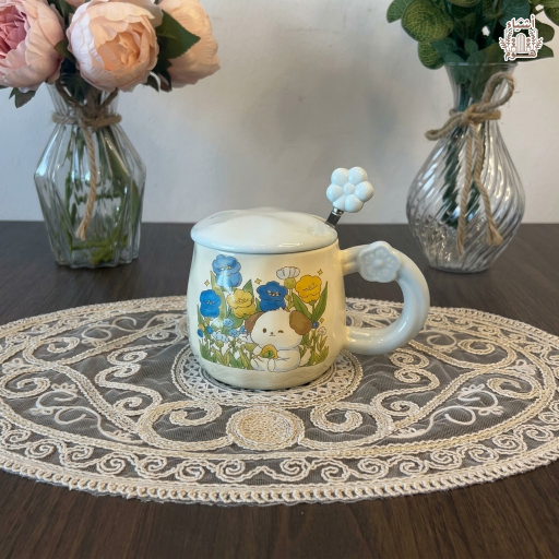 قدح (ماج) سيراميك فاخر مع غطاء وملعقة بتصميم "الجرو الظريف" وحديقة الزهور الملونة Premium Ceramic Mug with Lid and Spoon - Cute Puppy & Colorful Flowers Design