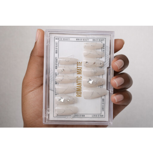 أظافر تركيب (Press-on Nails) بتصميم "رومانتك مات" الناعم مع كريستال Soft "Romantic Matte" Design Press-on Nails with Crystals