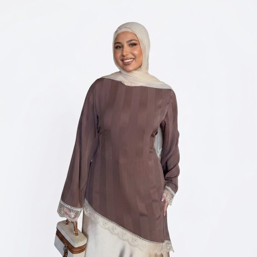 قميص نسائي بقصة مائلة مع دانتيل Women's Asymmetrical Shirt with Lace