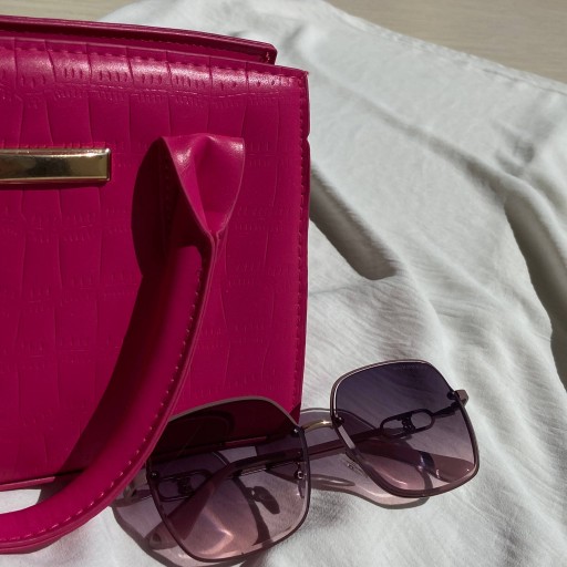 حقيبة نسائية + نظارة شمسية A bag and sunglasses