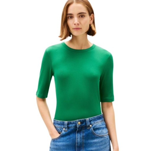 بلوزة نسائية بقصّة ضيقة Women’s Slim-fit Blouse