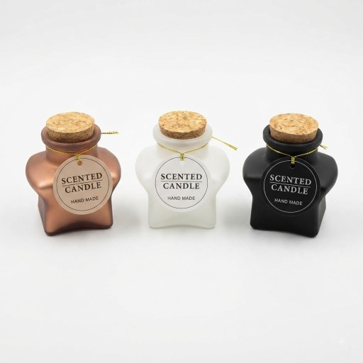 شموع معطرة يدوية بتصميم النجمة الأنيق Handmade scented candles with an elegant star design.