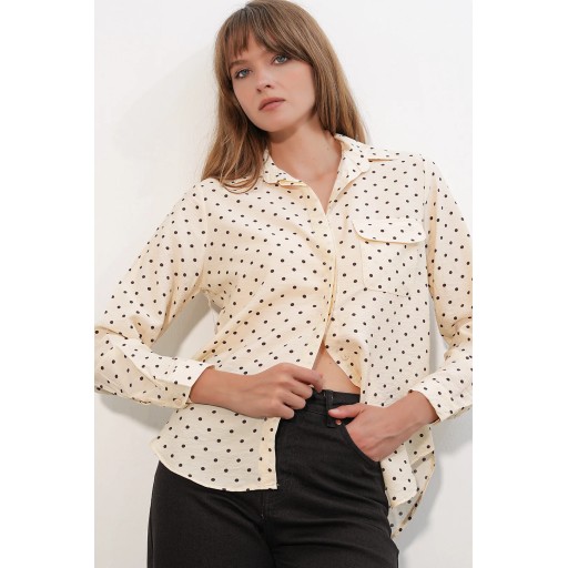 قميص نسائي واسع فضفاض (أوفرسايز) منقط مع جيب Women Oversized Polka Dot Shirt with Pocket