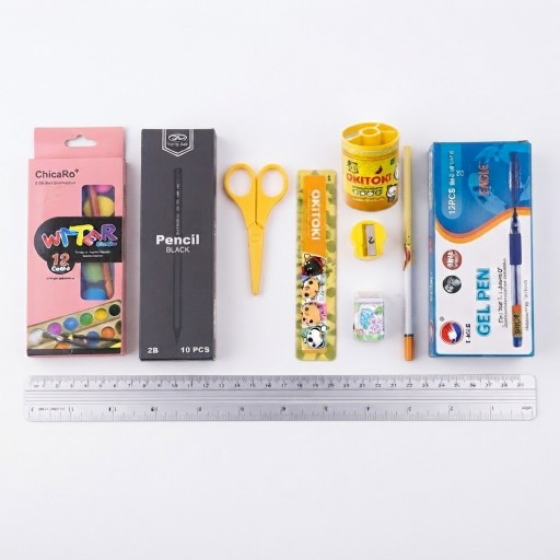 ألوان مائية وأقلام رصاص ومنظم مكتبي وأقلام جل Watercolors, pencils, desk organizer, and gel pens