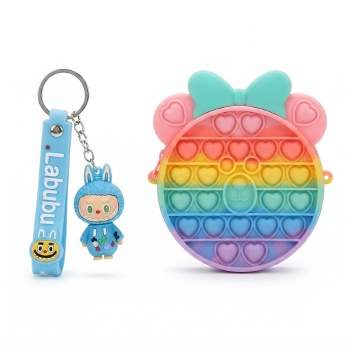 بكج حقيبة Pop It ومداليا بأشكال متنوعة للأطفال Pop It bag and keychain set in assorted shapes for kids.