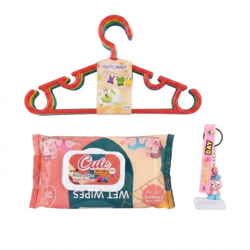 بكج أطفال مناديل تعلاكة اطفال وميداليات متنوعة Kids' bundle: wipes, a baby stroller/crib hanging toy, and assorted keychains.