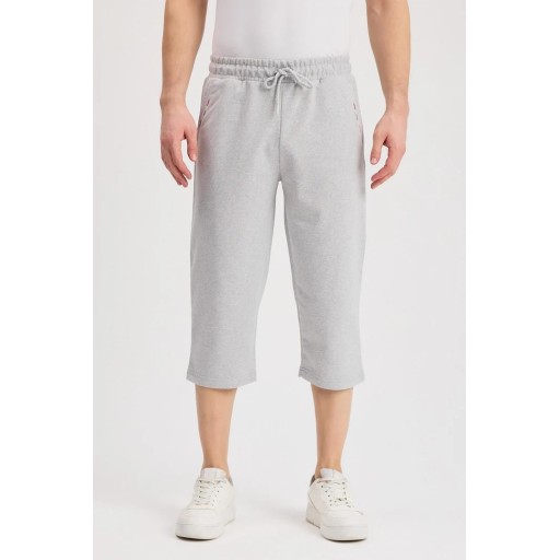 شورت برمودا رجالي رمادي طويل لأسفل الركبة بجيوب جانبية وخصر مطاطي Men's Grey Below-the-Knee Bermuda Capri Shorts with Side Pockets and Adjustable Waist