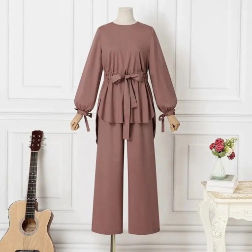 طقم نسائي من قطعتين بتفاصيل أربطة ناعمة PINK SET