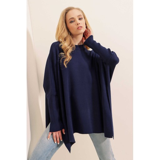 كنزة صوفية نسائية واسعة ذات فتحة جانبية Women’s Oversize Side-Slit Poncho Knit Sweater